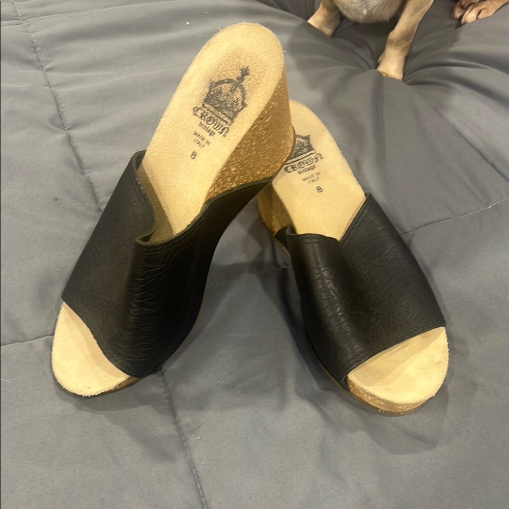 Crown Black and Tan Mules with Open-Toe Design